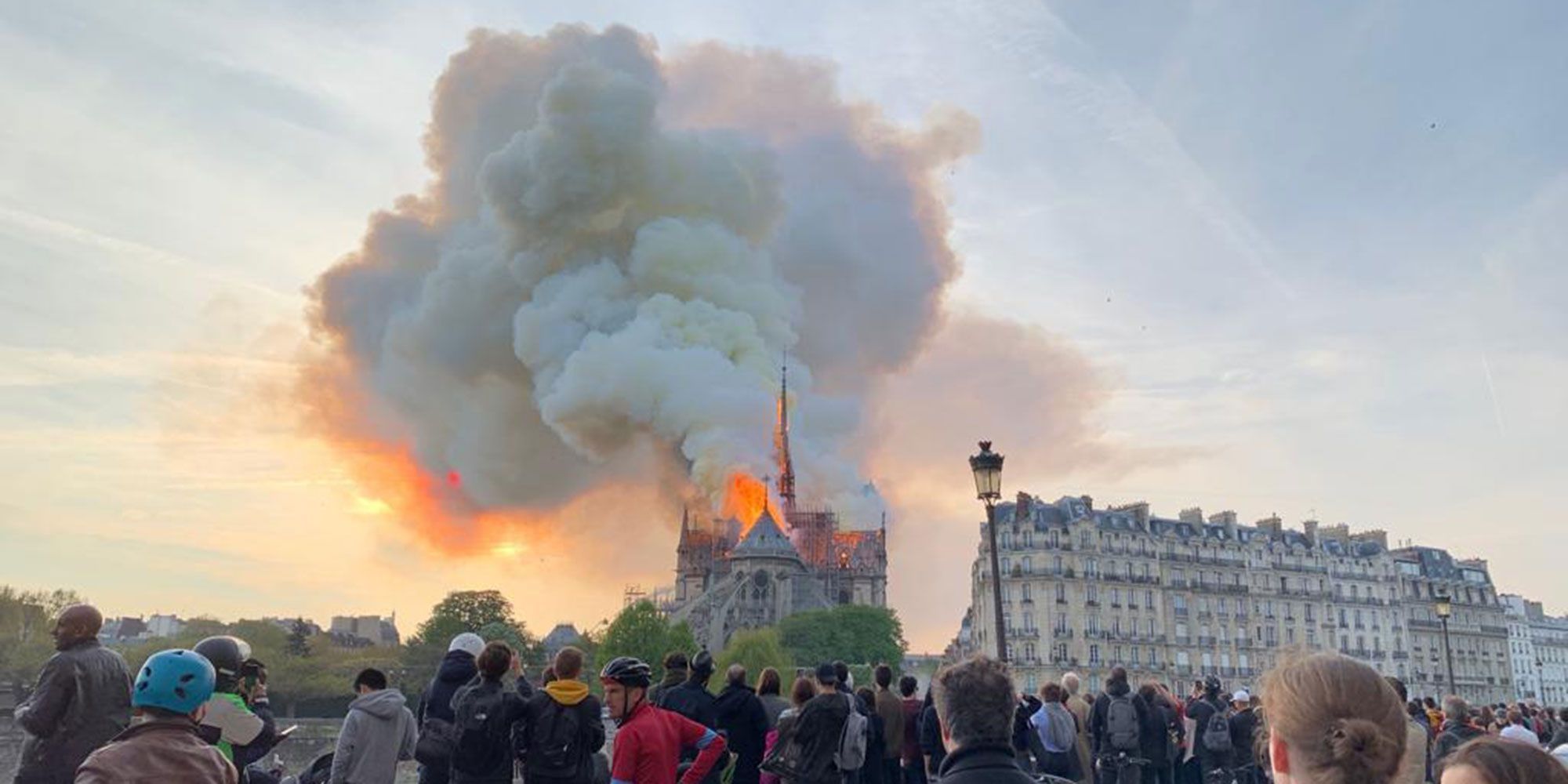 le-feu-s-est-declenche-vers-18h50-et-a-ravage-toute-la-toiture-de-notre-dame-de-paris